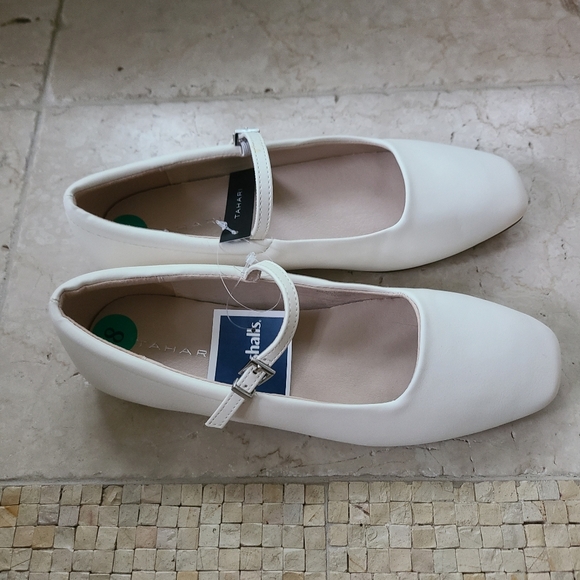 NWT Tahari Sleeper Flats In Cream, Size 8 - Picture 4 of 6